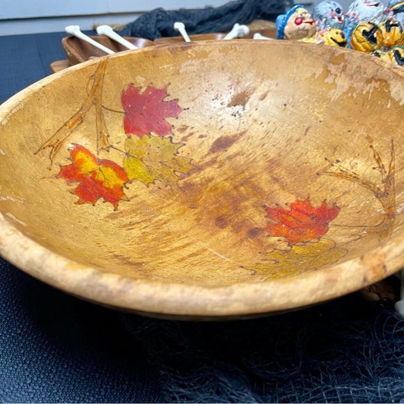 Vintage 1949 Maple Leaf Wood Bowl - Picture 2 of 3